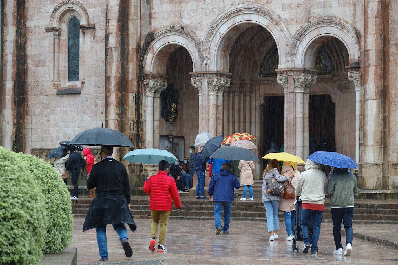 Después de unas jornadas de estabilidad los asturianos se vieron sorprendidos este sábado por la lluvia y la caída de las temperaturas. Pese al mal tiempo, que continuará durante los próximos días en la región, los turistas no dudaron en visitar lugares tan emblemáticos como Covadonga o dar un paseo por el Muro.