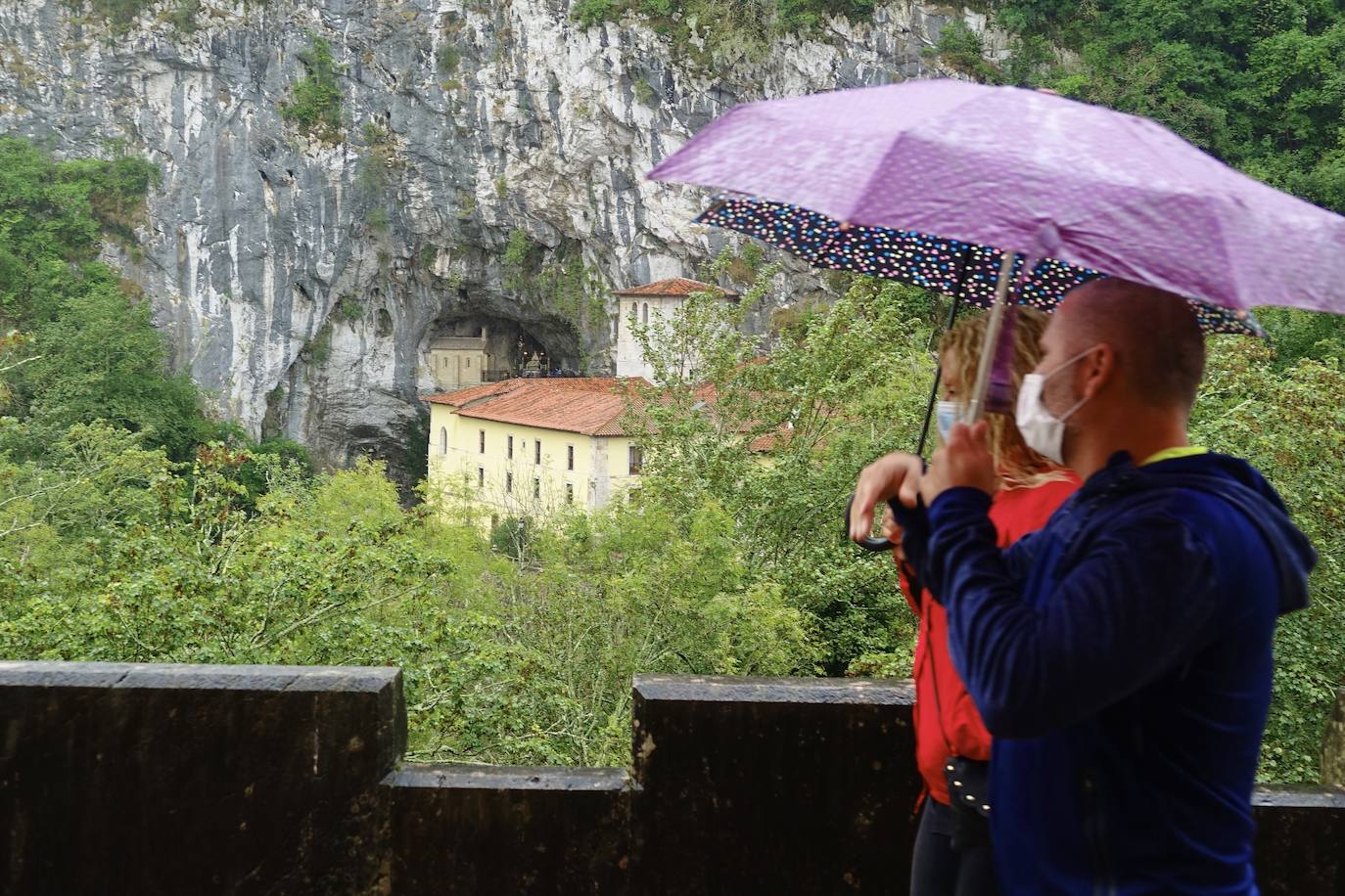 Después de unas jornadas de estabilidad los asturianos se vieron sorprendidos este sábado por la lluvia y la caída de las temperaturas. Pese al mal tiempo, que continuará durante los próximos días en la región, los turistas no dudaron en visitar lugares tan emblemáticos como Covadonga o dar un paseo por el Muro.
