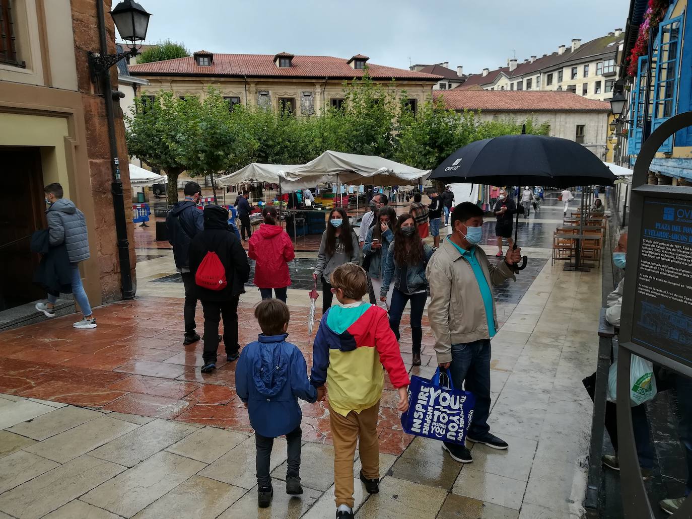 Después de unas jornadas de estabilidad los asturianos se vieron sorprendidos este sábado por la lluvia y la caída de las temperaturas. El mal tiempo continuará durante los próximos días en la región. 