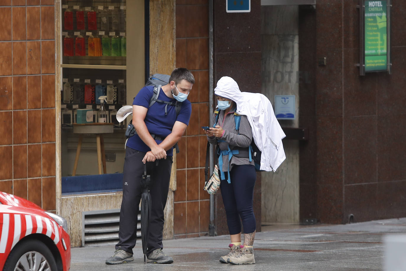Después de unas jornadas de estabilidad los asturianos se vieron sorprendidos este sábado por la lluvia y la caída de las temperaturas. El mal tiempo continuará durante los próximos días en la región. 