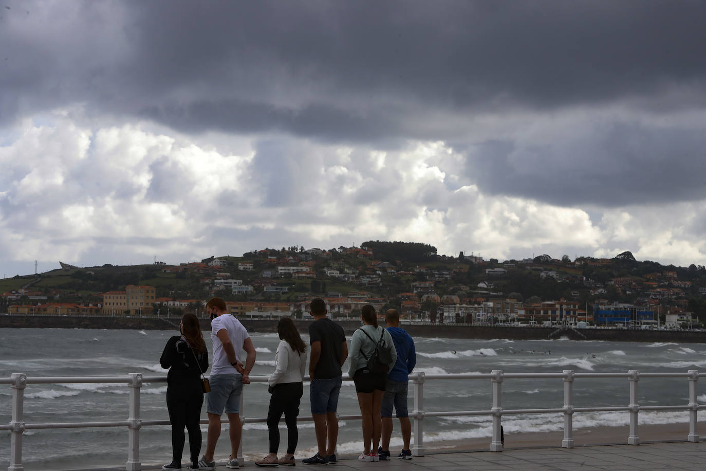 Después de unas jornadas de estabilidad los asturianos se vieron sorprendidos este sábado por la lluvia y la caída de las temperaturas. El mal tiempo continuará durante los próximos días en la región. 