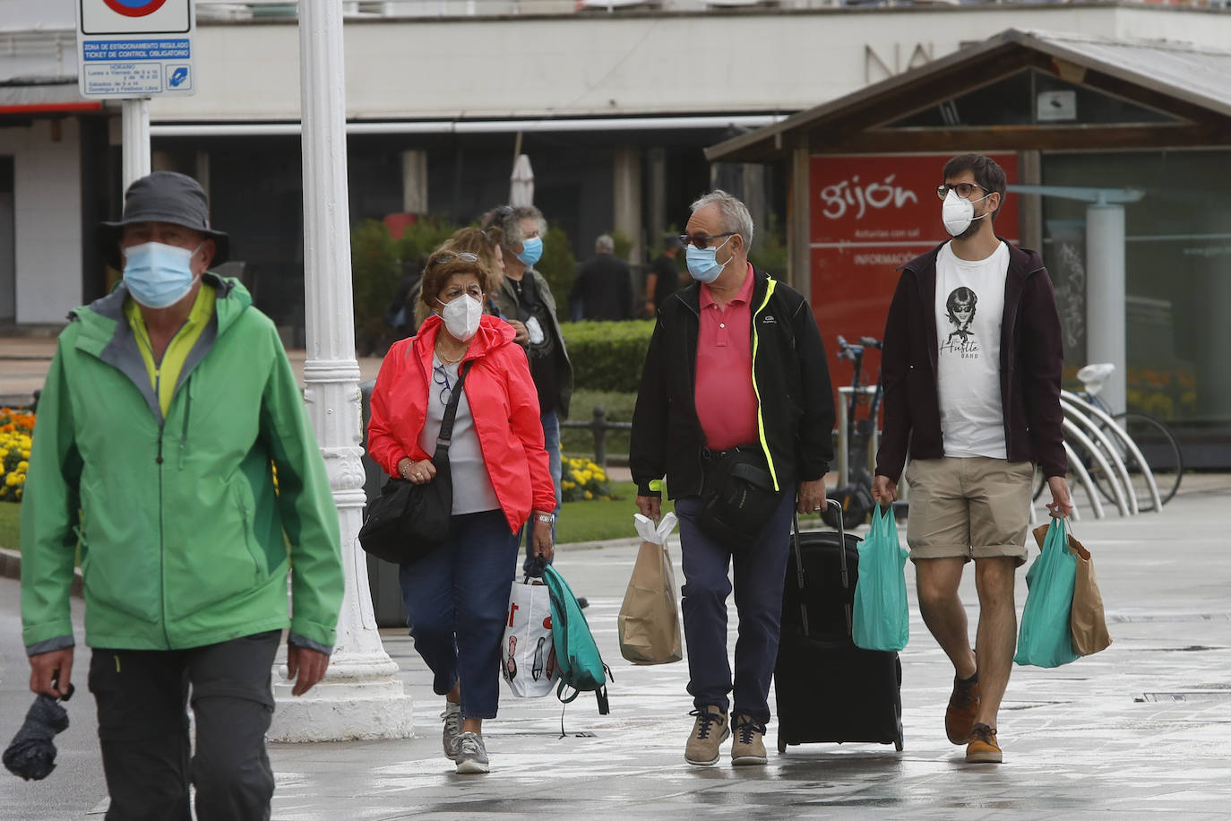 Después de unas jornadas de estabilidad los asturianos se vieron sorprendidos este sábado por la lluvia y la caída de las temperaturas. El mal tiempo continuará durante los próximos días en la región. 