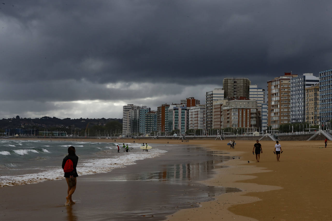 Después de unas jornadas de estabilidad los asturianos se vieron sorprendidos este sábado por la lluvia y la caída de las temperaturas. El mal tiempo continuará durante los próximos días en la región. 