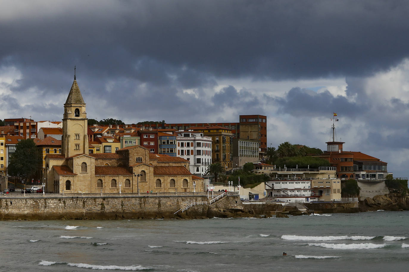 Después de unas jornadas de estabilidad los asturianos se vieron sorprendidos este sábado por la lluvia y la caída de las temperaturas. El mal tiempo continuará durante los próximos días en la región. 