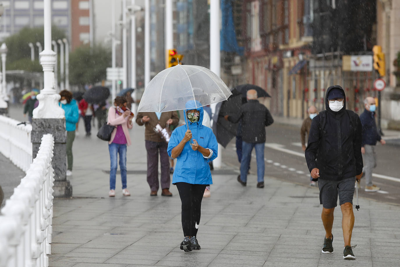 Después de unas jornadas de estabilidad los asturianos se vieron sorprendidos este sábado por la lluvia y la caída de las temperaturas. El mal tiempo continuará durante los próximos días en la región. 