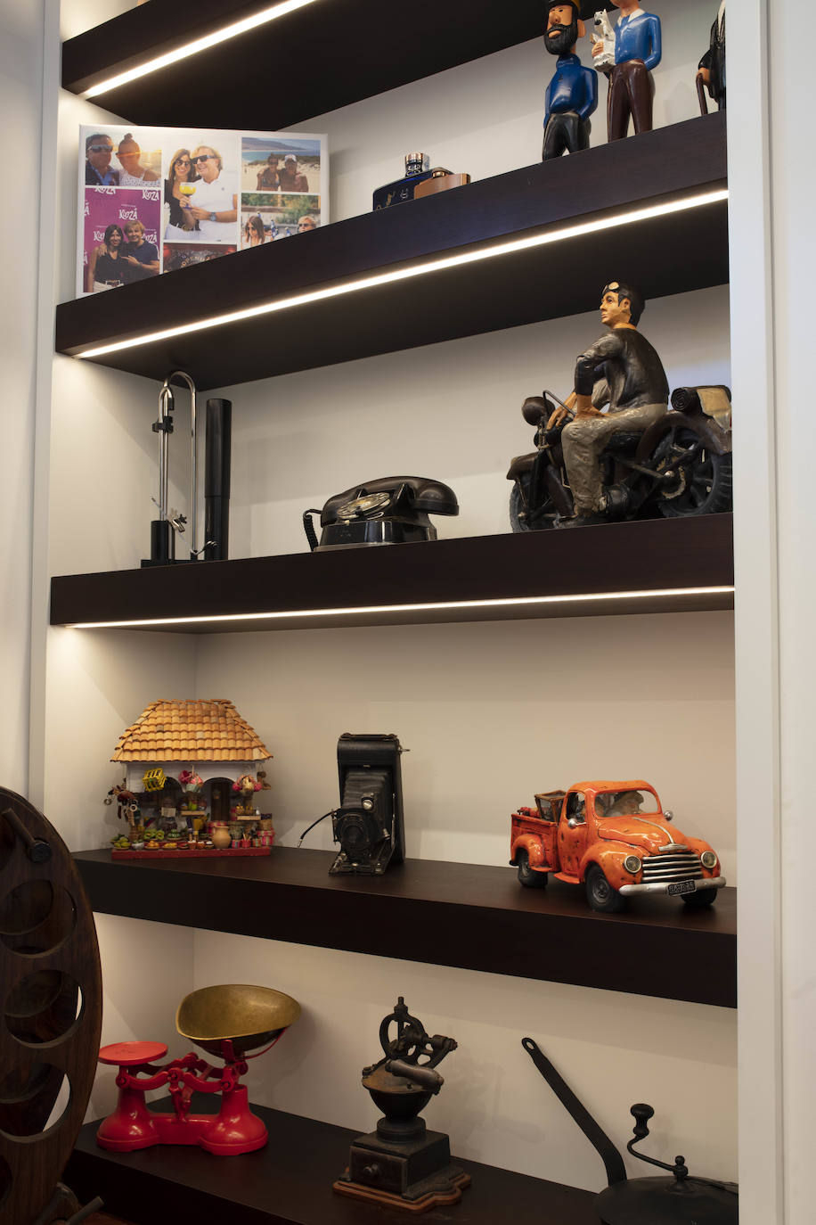 La diseñadora Rebeca Bolado, socia de la marca Apparentia, remata su trabajo como creativa de moda y complementos en la casa que comparte con su pareja, Ángel Lorenzo.