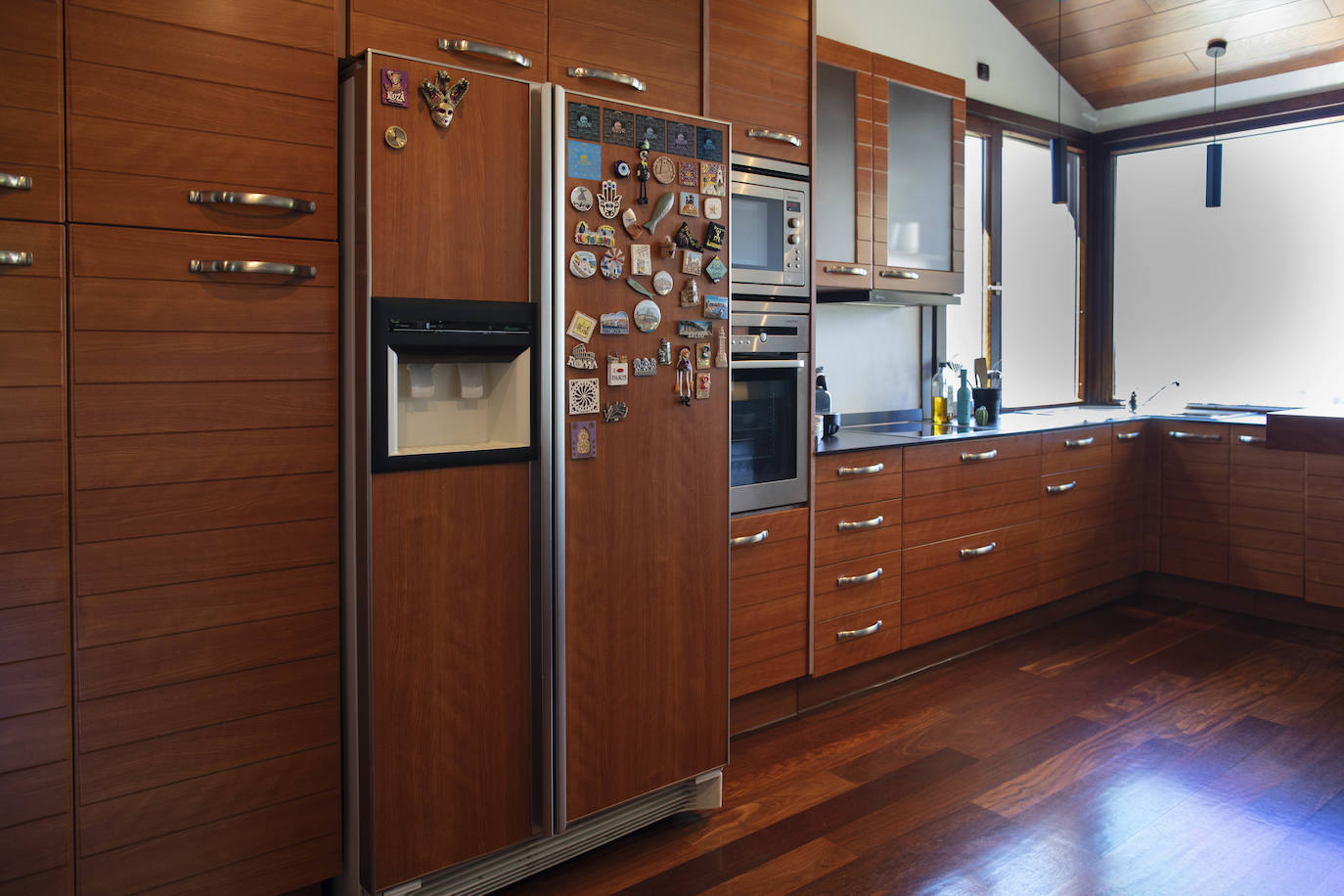 La diseñadora Rebeca Bolado, socia de la marca Apparentia, remata su trabajo como creativa de moda y complementos en la casa que comparte con su pareja, Ángel Lorenzo.