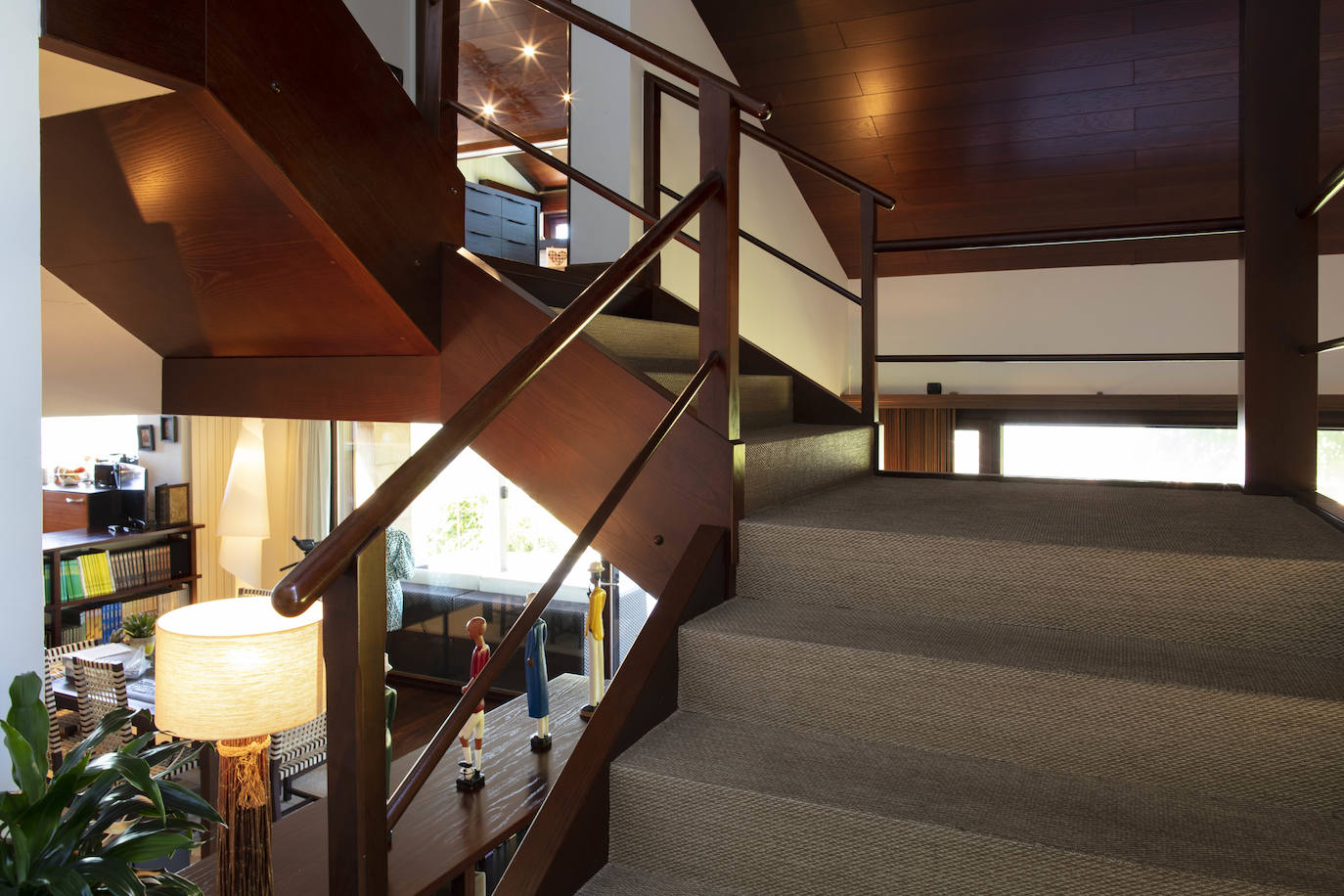 La diseñadora Rebeca Bolado, socia de la marca Apparentia, remata su trabajo como creativa de moda y complementos en la casa que comparte con su pareja, Ángel Lorenzo.