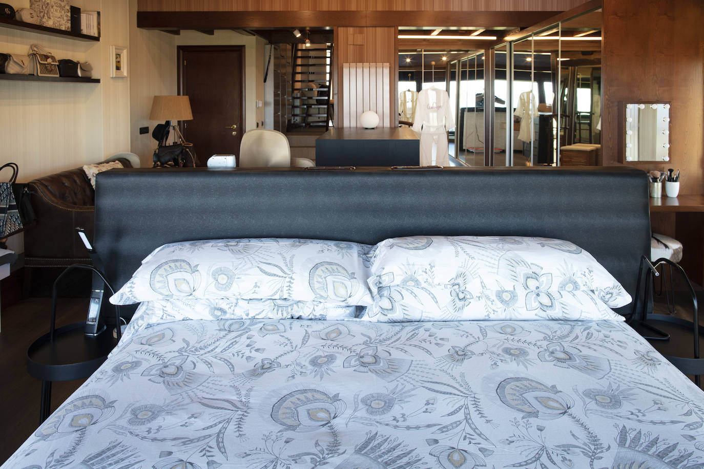 La diseñadora Rebeca Bolado, socia de la marca Apparentia, remata su trabajo como creativa de moda y complementos en la casa que comparte con su pareja, Ángel Lorenzo.