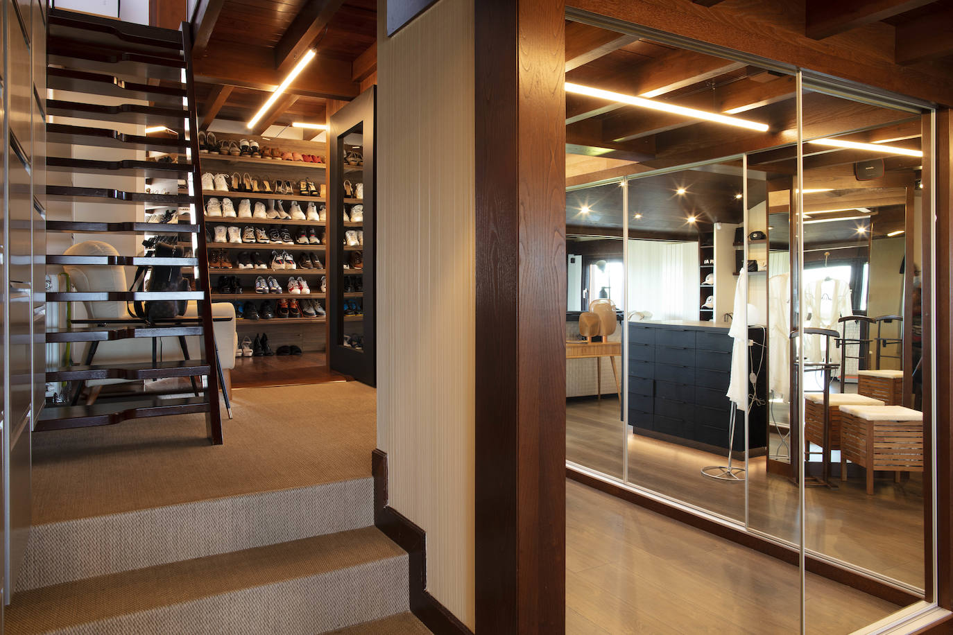 La diseñadora Rebeca Bolado, socia de la marca Apparentia, remata su trabajo como creativa de moda y complementos en la casa que comparte con su pareja, Ángel Lorenzo.