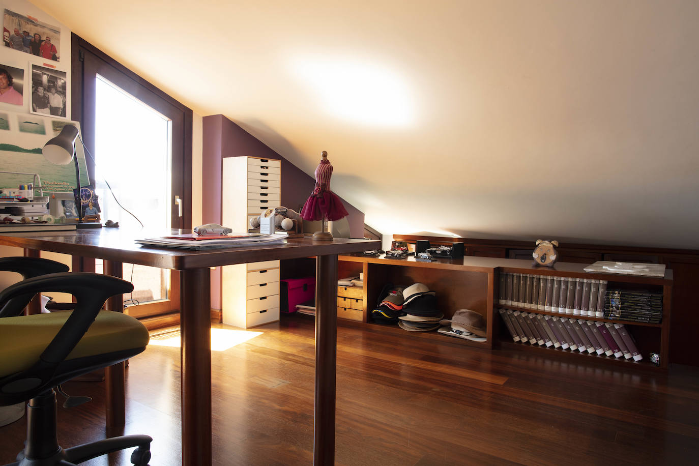 La diseñadora Rebeca Bolado, socia de la marca Apparentia, remata su trabajo como creativa de moda y complementos en la casa que comparte con su pareja, Ángel Lorenzo.