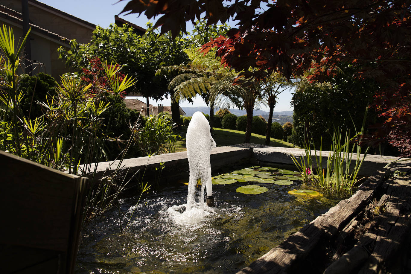 La diseñadora Rebeca Bolado, socia de la marca Apparentia, remata su trabajo como creativa de moda y complementos en la casa que comparte con su pareja, Ángel Lorenzo.