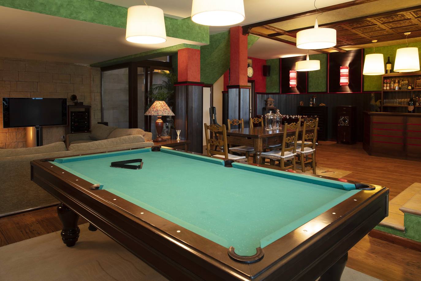 La diseñadora Rebeca Bolado, socia de la marca Apparentia, remata su trabajo como creativa de moda y complementos en la casa que comparte con su pareja, Ángel Lorenzo.