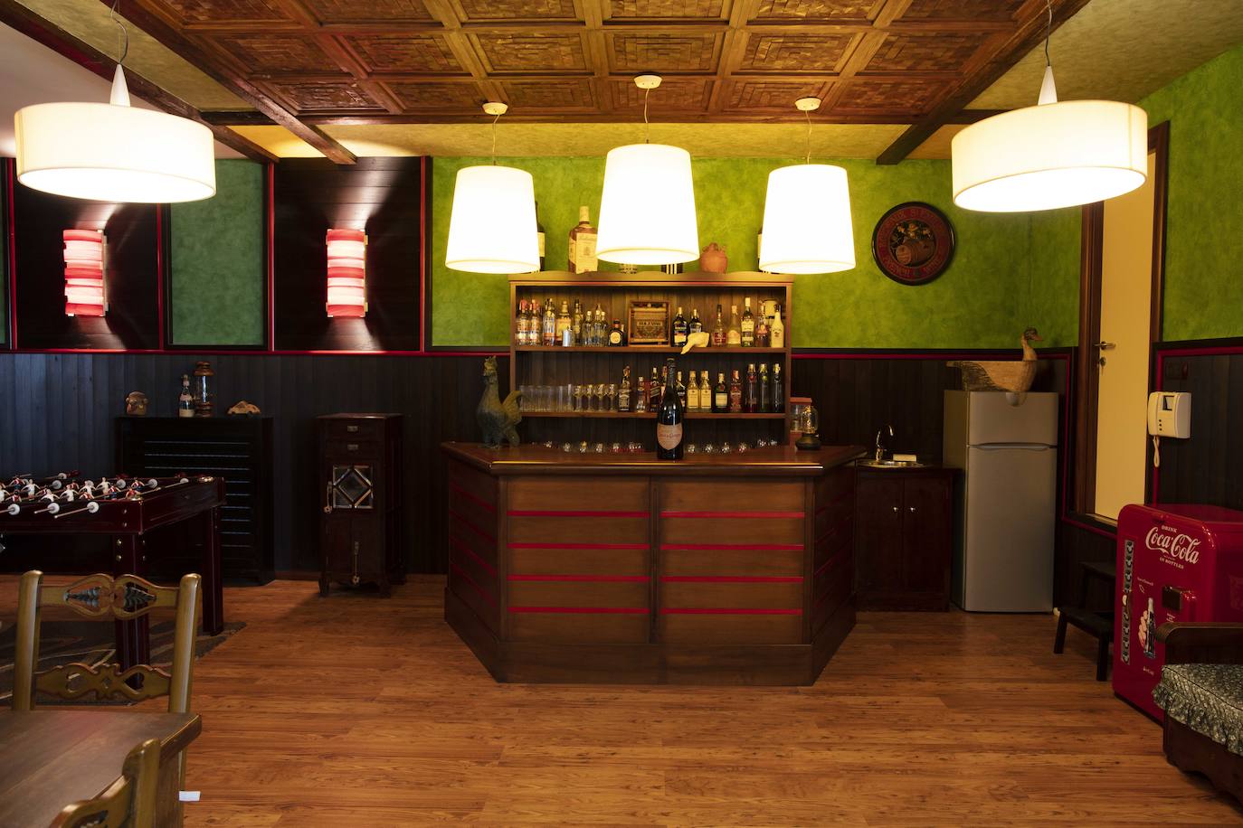 La diseñadora Rebeca Bolado, socia de la marca Apparentia, remata su trabajo como creativa de moda y complementos en la casa que comparte con su pareja, Ángel Lorenzo.