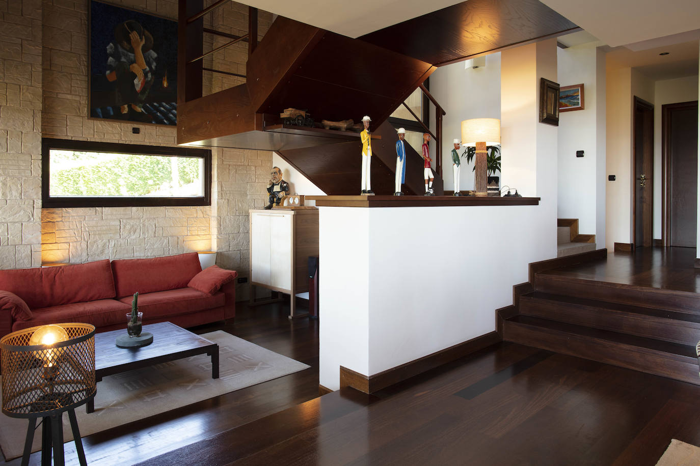 La diseñadora Rebeca Bolado, socia de la marca Apparentia, remata su trabajo como creativa de moda y complementos en la casa que comparte con su pareja, Ángel Lorenzo.