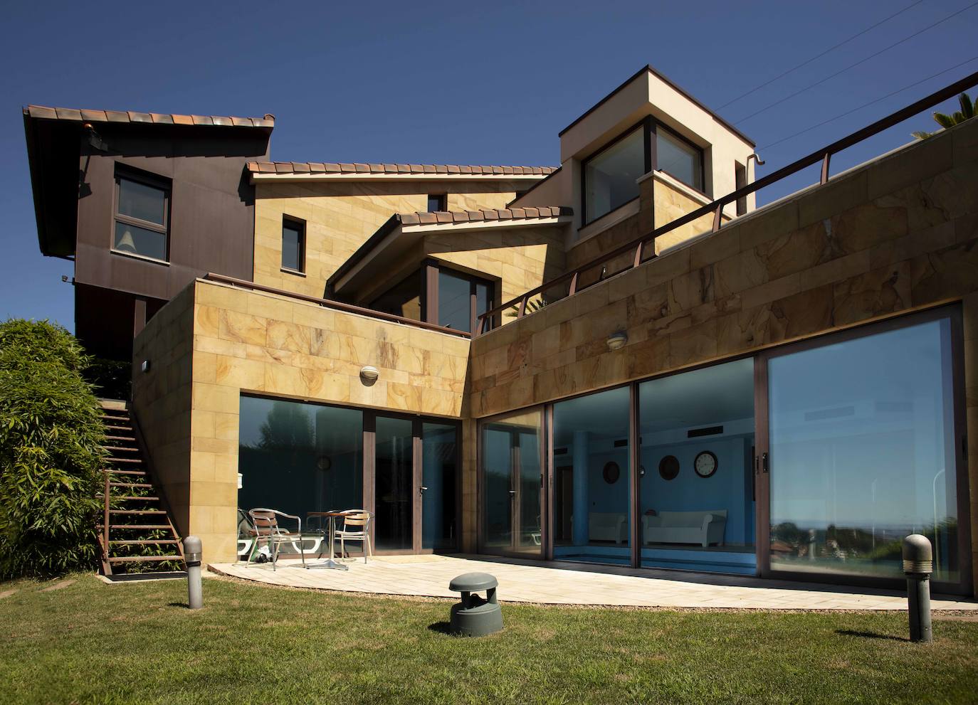 La diseñadora Rebeca Bolado, socia de la marca Apparentia, remata su trabajo como creativa de moda y complementos en la casa que comparte con su pareja, Ángel Lorenzo.