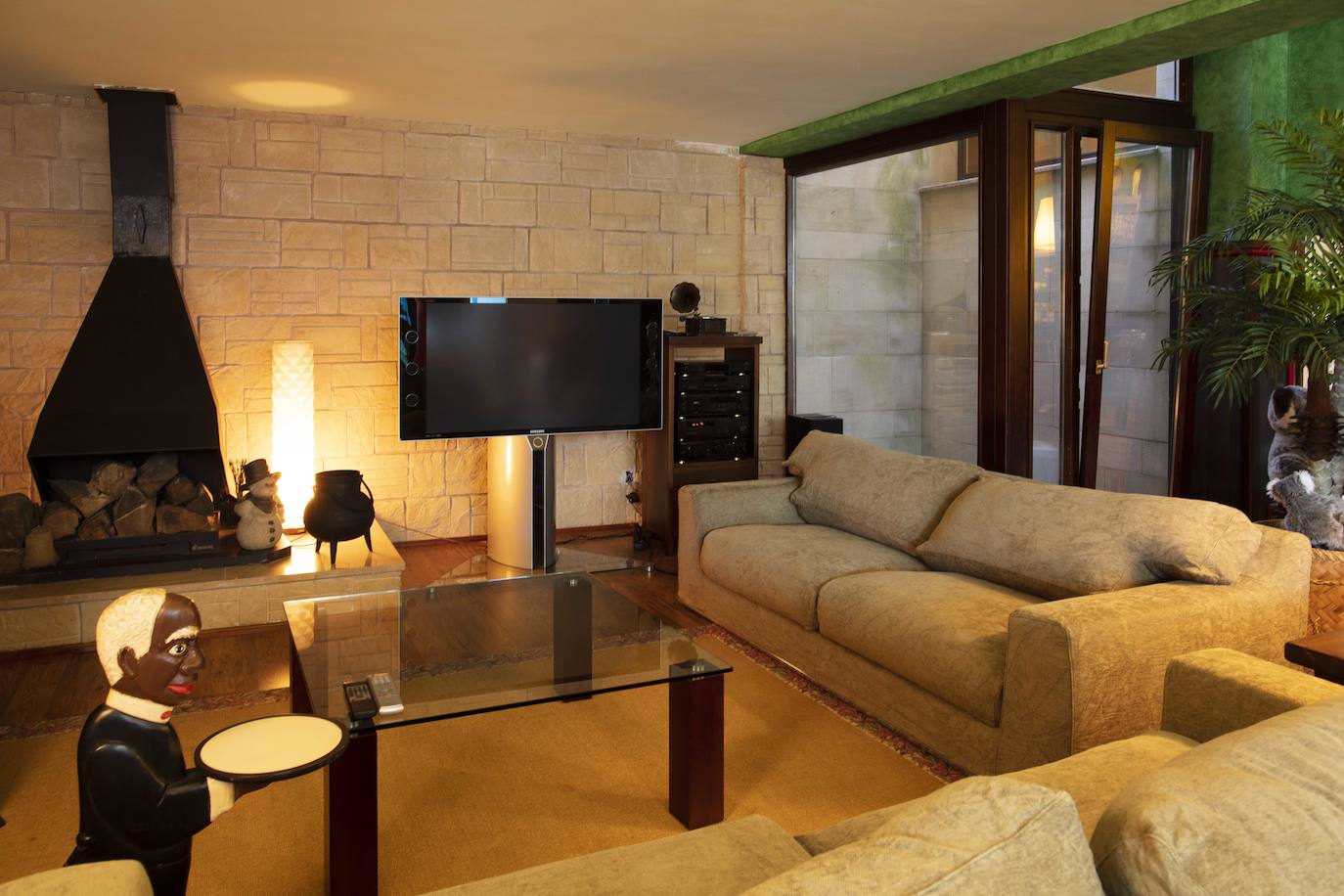 La diseñadora Rebeca Bolado, socia de la marca Apparentia, remata su trabajo como creativa de moda y complementos en la casa que comparte con su pareja, Ángel Lorenzo.