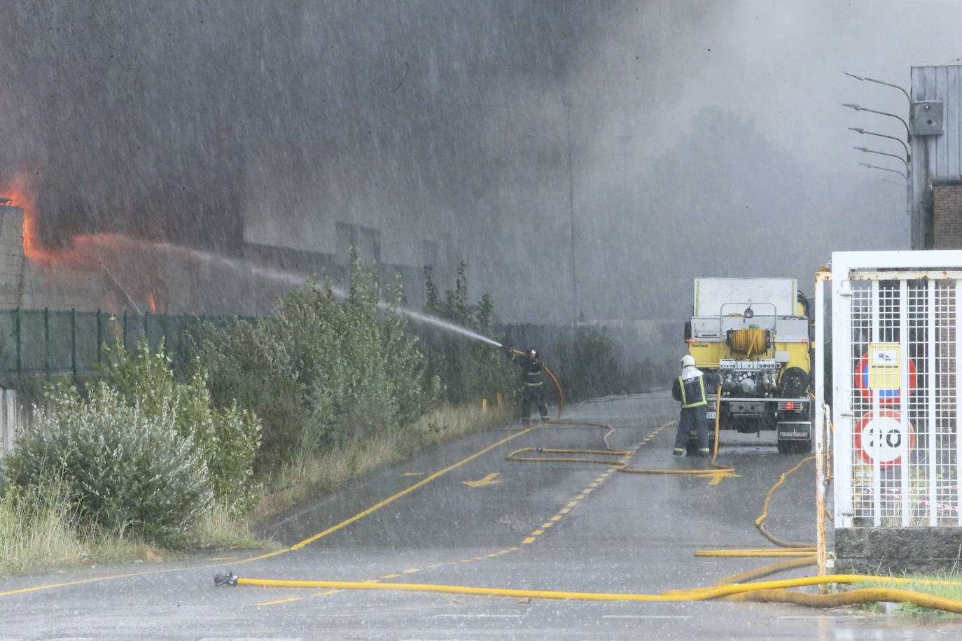 Hasta el lugar de los hechos se desplazaron varias patrullas de bomberos