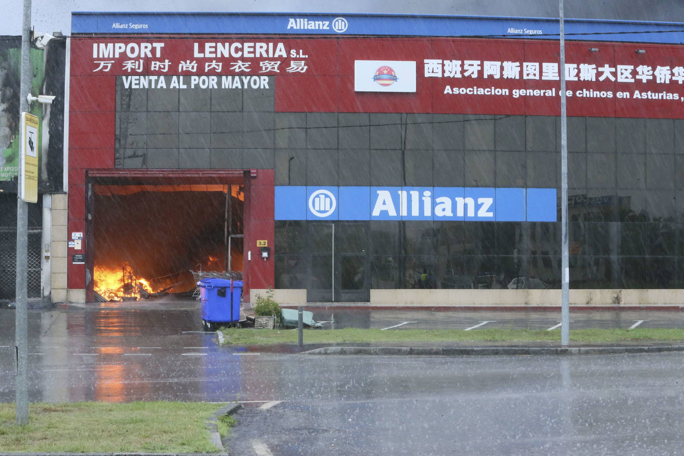 Hasta el lugar de los hechos se desplazaron varias patrullas de bomberos