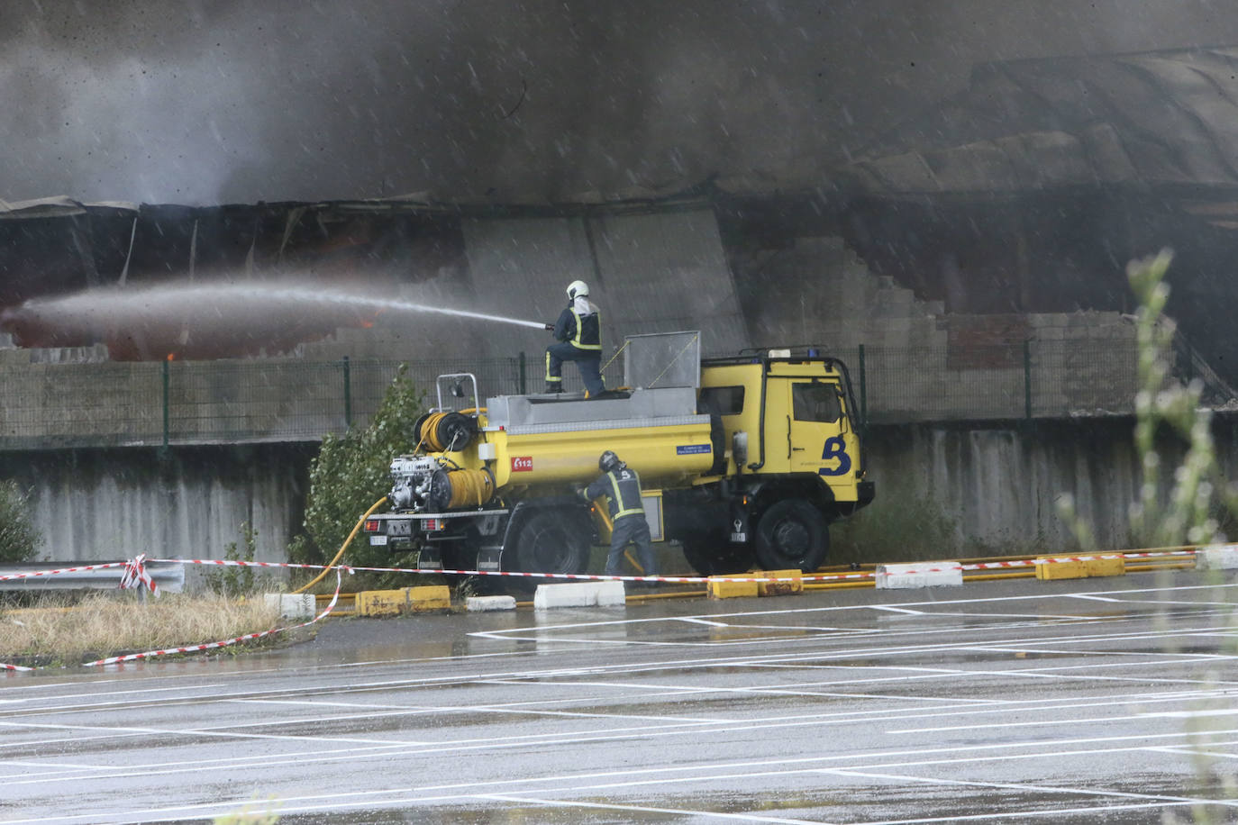 Hasta el lugar de los hechos se desplazaron varias patrullas de bomberos