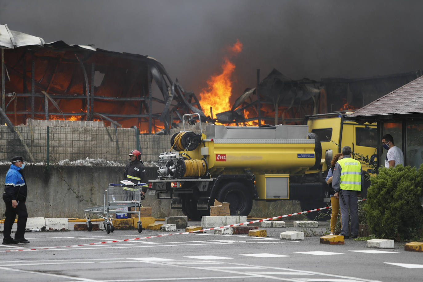 Hasta el lugar de los hechos se desplazaron varias patrullas de bomberos