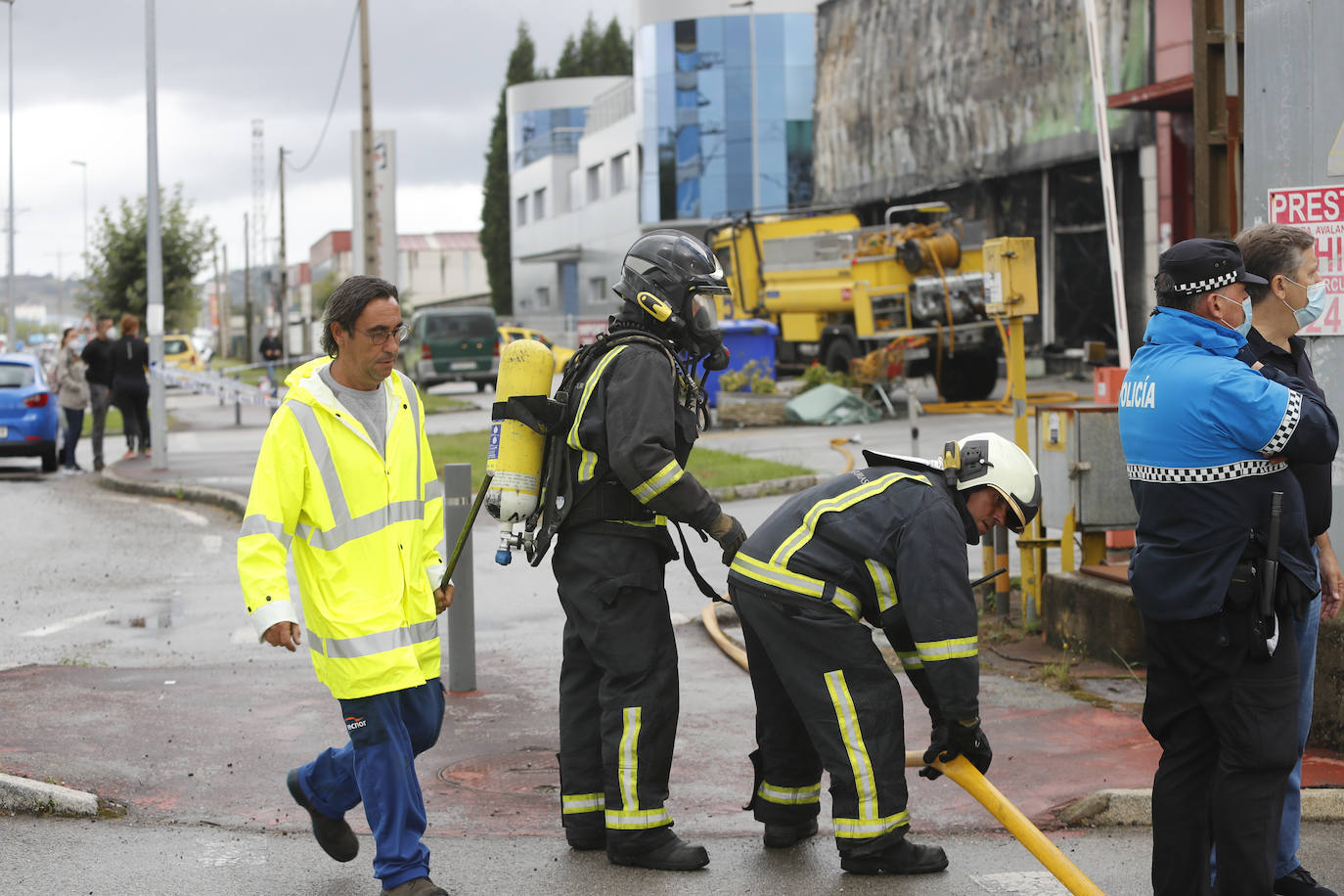 Hasta el lugar de los hechos se desplazaron varias patrullas de bomberos