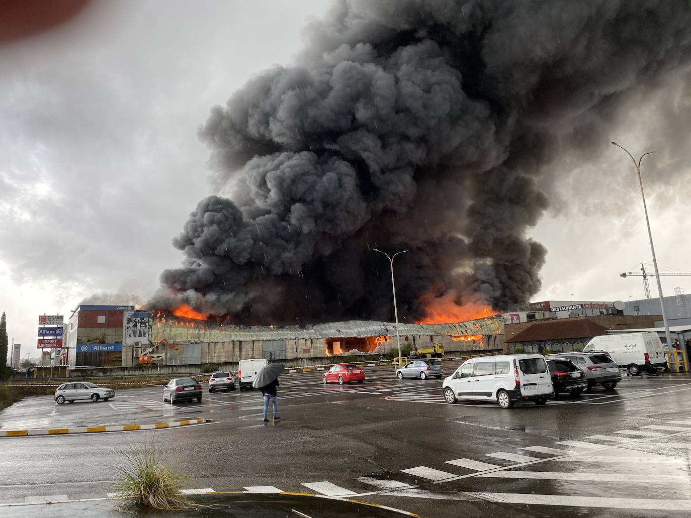 Hasta el lugar de los hechos se desplazaron varias patrullas de bomberos