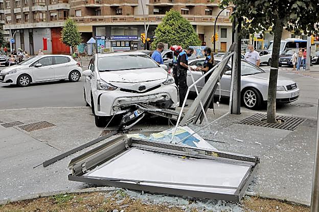 El taxi accidentado en la avenida de Castilla tras invadir la acera y derribar un mupi. 
