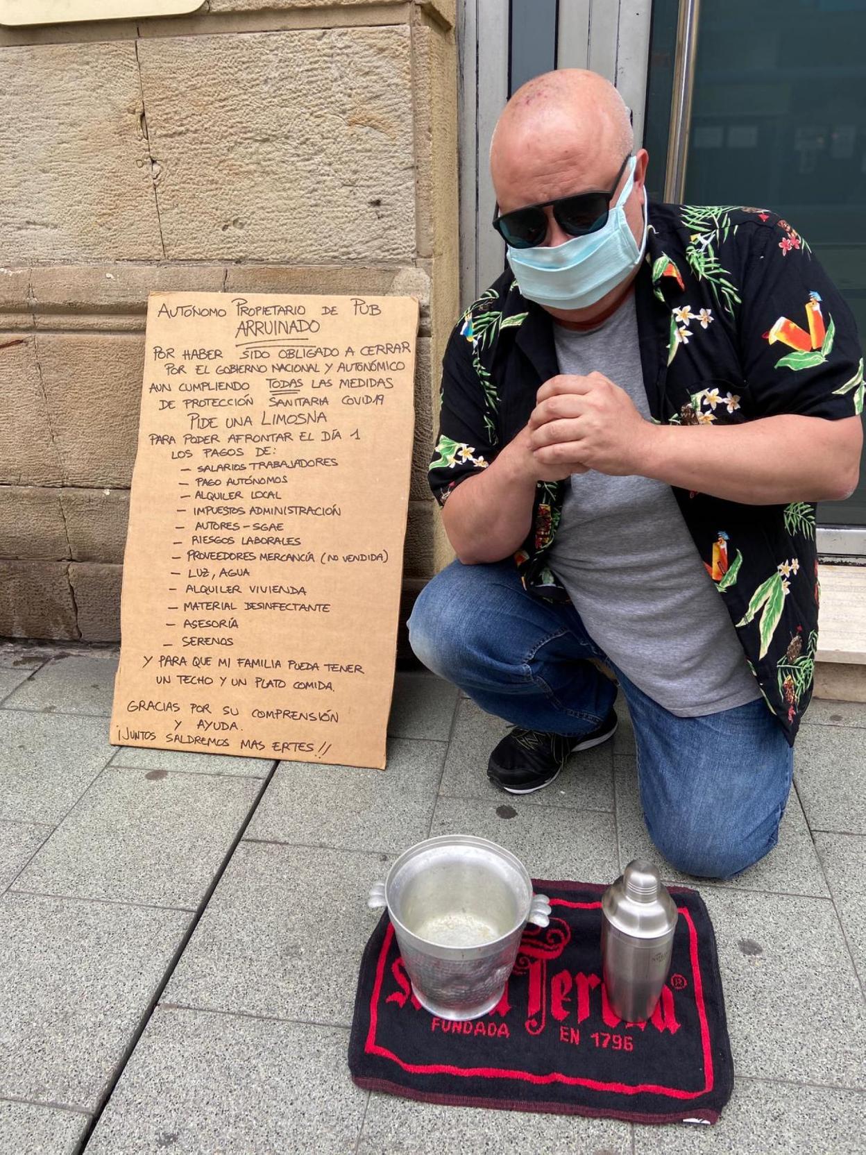 Protesta. El propietario de una coctelería gijonesa que cerró el pasado 18 de agosto expresó su malestar con una singular iniciativa. 