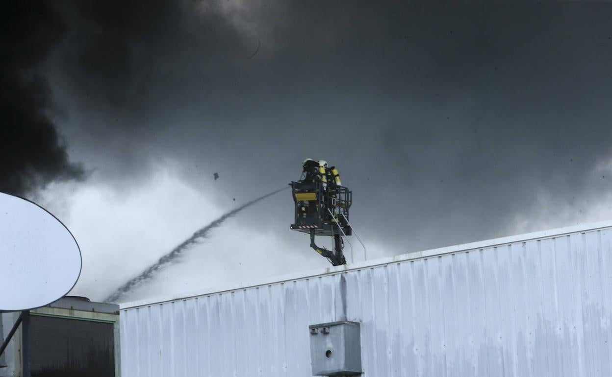 Activado el Plan de Protección Civil por el incendio del polígono de Silvota