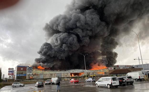 Un incendio calcina una nave y afecta a cinco negocios en el Polígono de Silvota, en Llanera