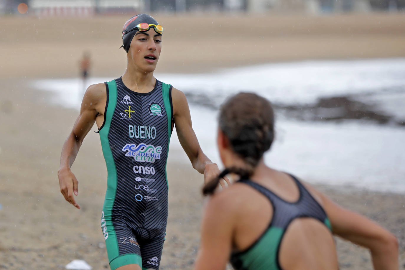 La playa de Poniente fue en la mañana de este domingo escenario del Biatlón Ciudad de Gijón, regional de la especialidad, y la Travesia a nado Playa de Poniente.