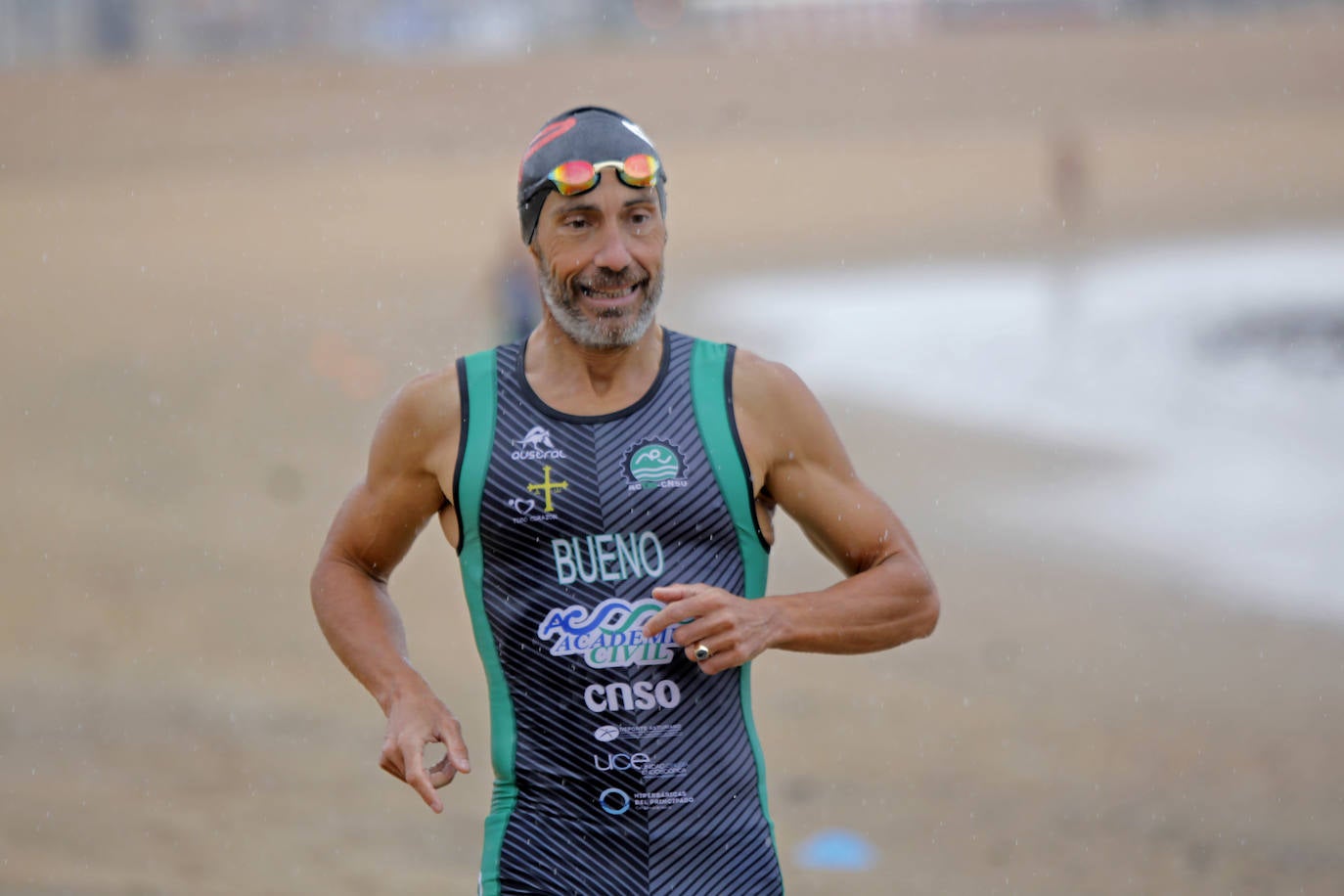 La playa de Poniente fue en la mañana de este domingo escenario del Biatlón Ciudad de Gijón, regional de la especialidad, y la Travesia a nado Playa de Poniente.