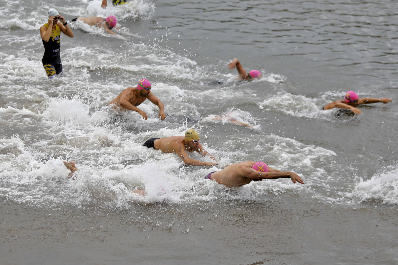 La playa de Poniente fue en la mañana de este domingo escenario del Biatlón Ciudad de Gijón, regional de la especialidad, y la Travesia a nado Playa de Poniente.