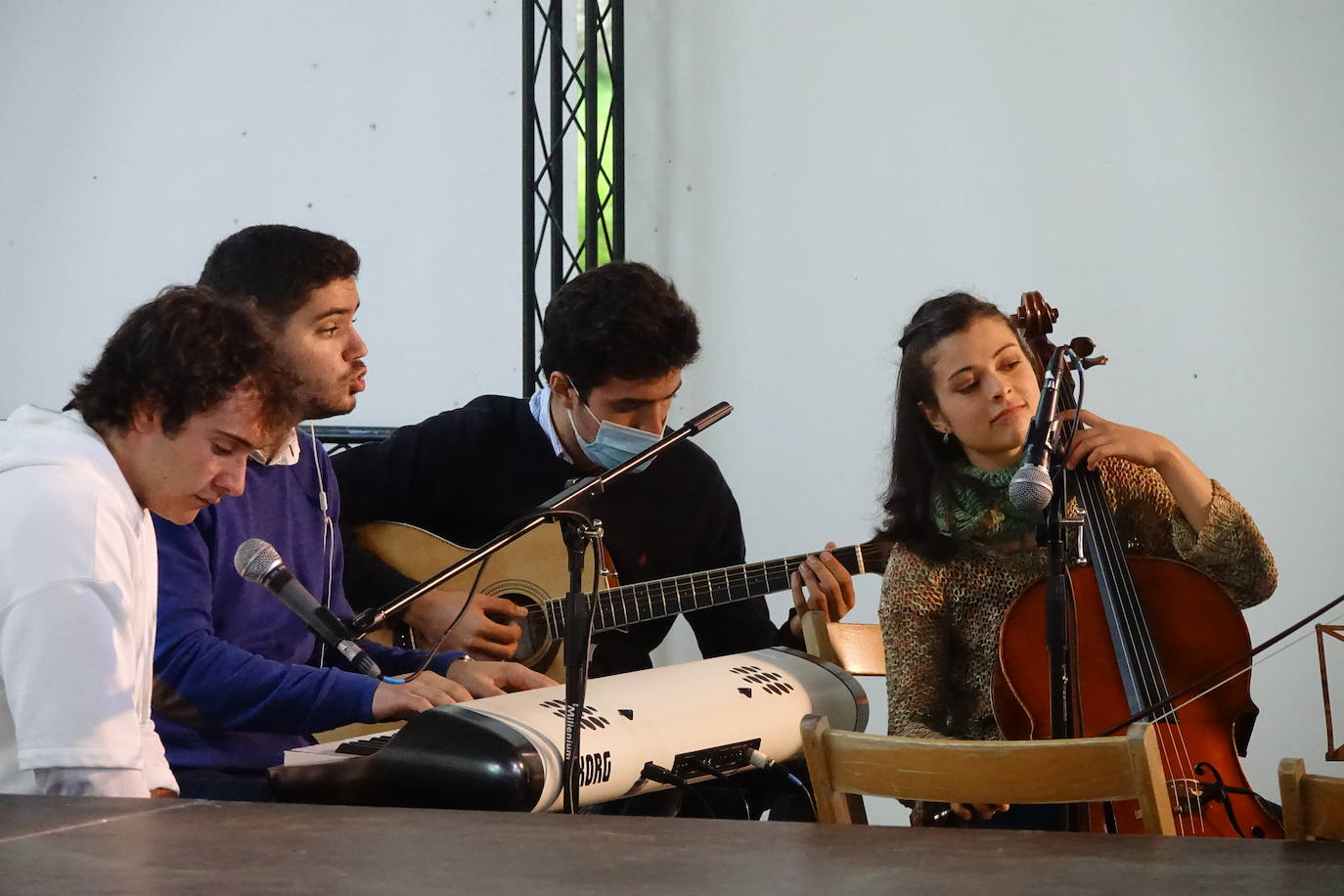 Arte en estado puro para viajar a cientos de kilómetros y olvidar por un rato los tiempos difíciles que vivimos. Fue lo que ayer por la tarde ofrecieron la treintena de jóvenes bailarines que participaron en el VIEncuentro con los Maestros, capitaneados por el incombustible Antonio Canales.