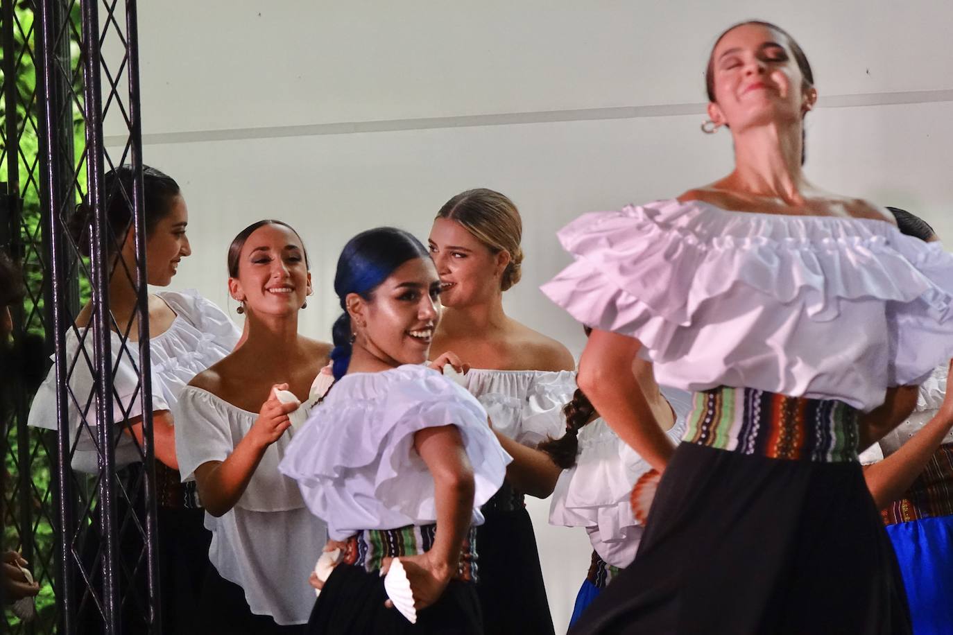 Arte en estado puro para viajar a cientos de kilómetros y olvidar por un rato los tiempos difíciles que vivimos. Fue lo que ayer por la tarde ofrecieron la treintena de jóvenes bailarines que participaron en el VIEncuentro con los Maestros, capitaneados por el incombustible Antonio Canales.