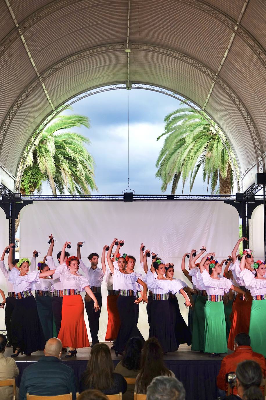 Arte en estado puro para viajar a cientos de kilómetros y olvidar por un rato los tiempos difíciles que vivimos. Fue lo que ayer por la tarde ofrecieron la treintena de jóvenes bailarines que participaron en el VIEncuentro con los Maestros, capitaneados por el incombustible Antonio Canales.