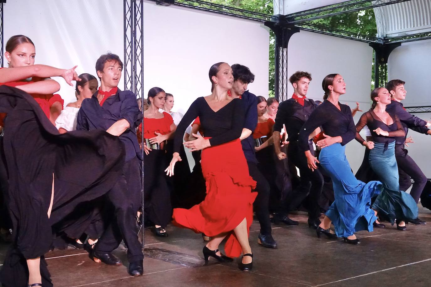 Arte en estado puro para viajar a cientos de kilómetros y olvidar por un rato los tiempos difíciles que vivimos. Fue lo que ayer por la tarde ofrecieron la treintena de jóvenes bailarines que participaron en el VIEncuentro con los Maestros, capitaneados por el incombustible Antonio Canales.