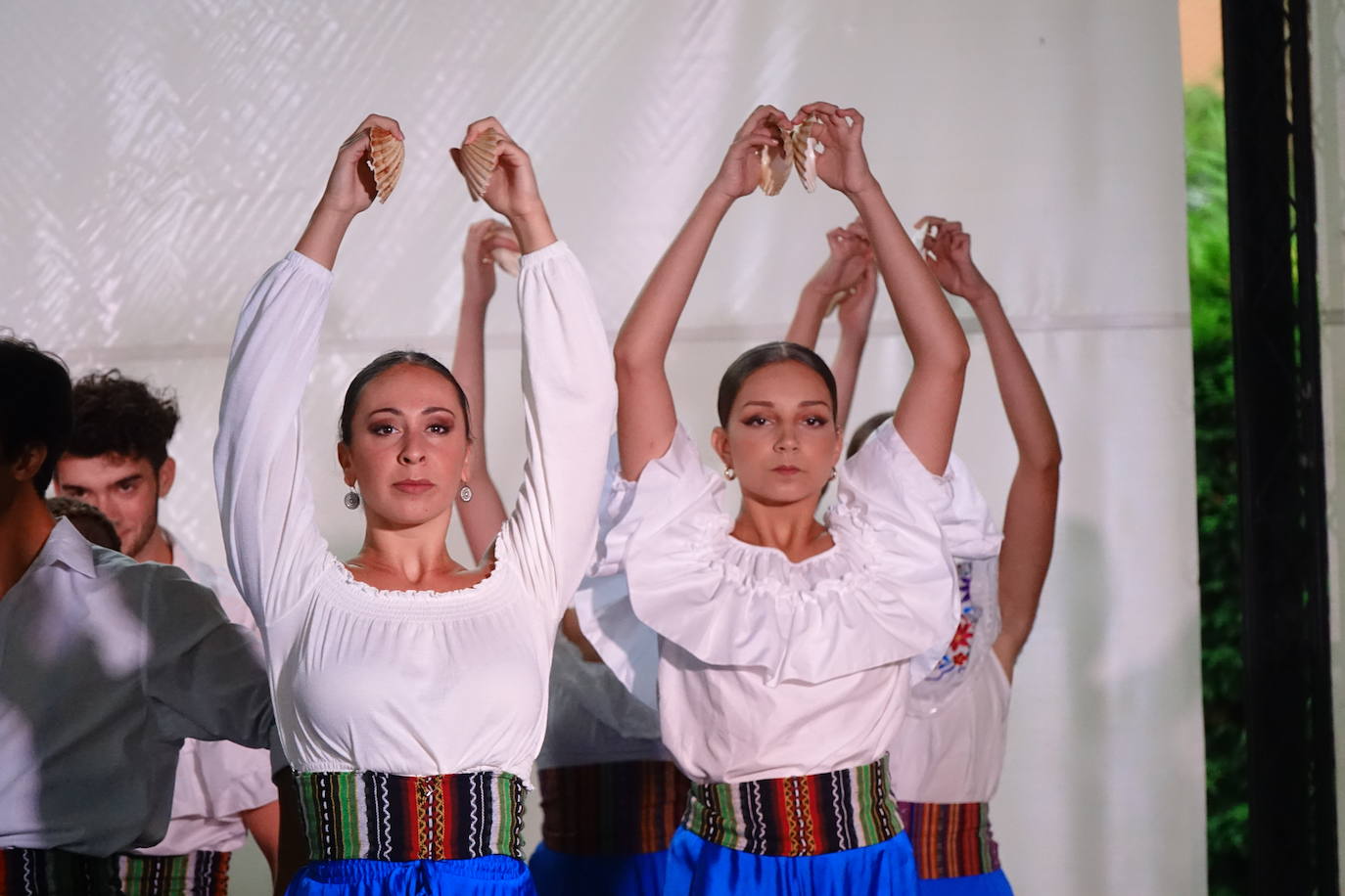 Arte en estado puro para viajar a cientos de kilómetros y olvidar por un rato los tiempos difíciles que vivimos. Fue lo que ayer por la tarde ofrecieron la treintena de jóvenes bailarines que participaron en el VIEncuentro con los Maestros, capitaneados por el incombustible Antonio Canales.