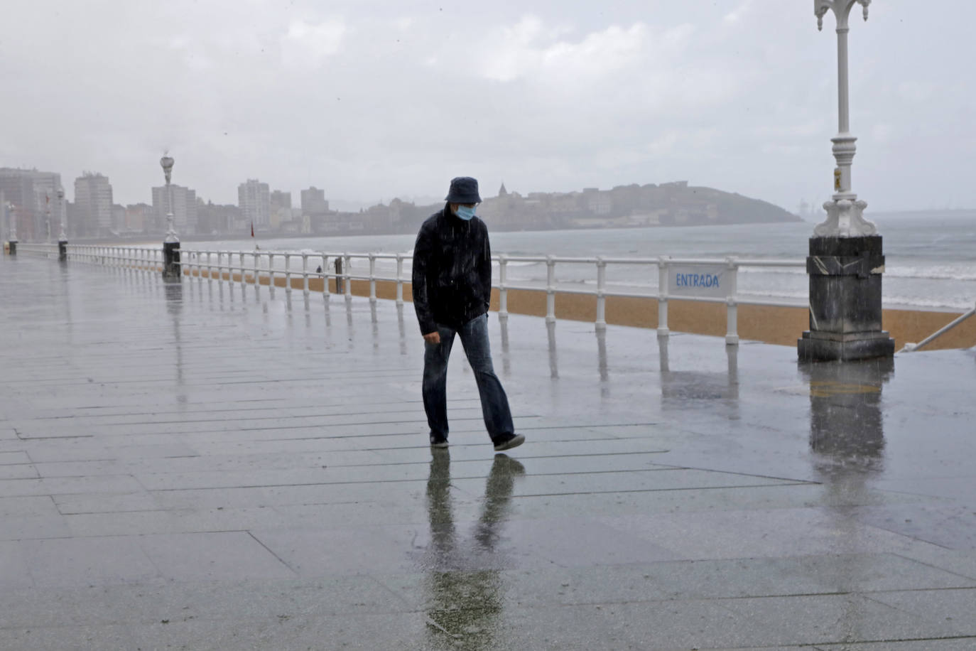 Una tromba de agua sorprendió a cuantos disfrutaban del domingo por Gijón