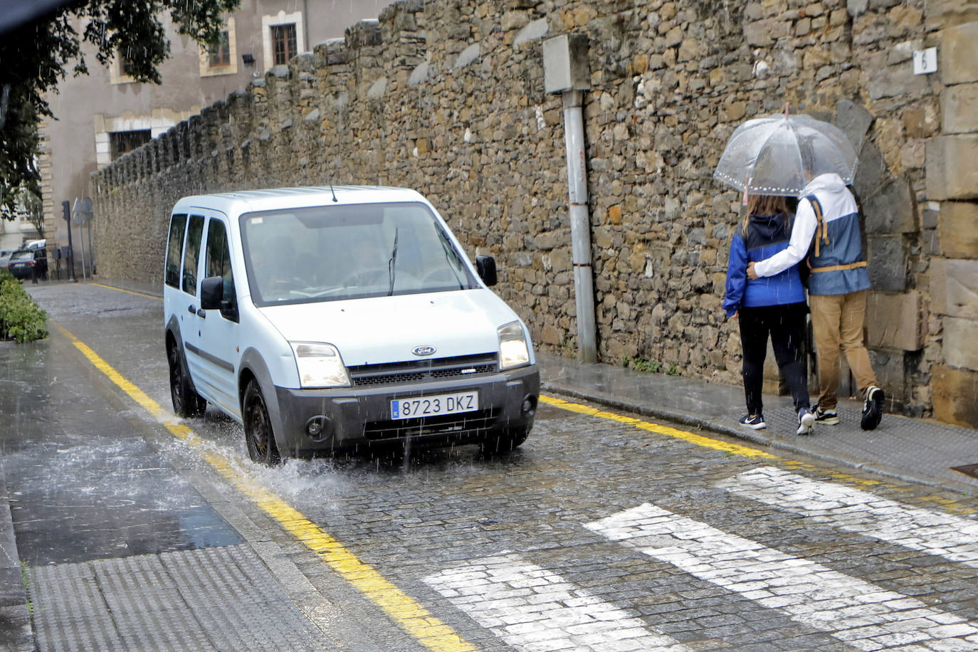 Una tromba de agua sorprendió a cuantos disfrutaban del domingo por Gijón