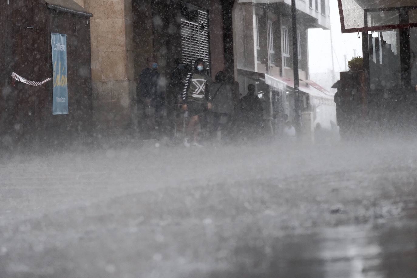 Una tromba de agua sorprendió a cuantos disfrutaban del domingo por Gijón