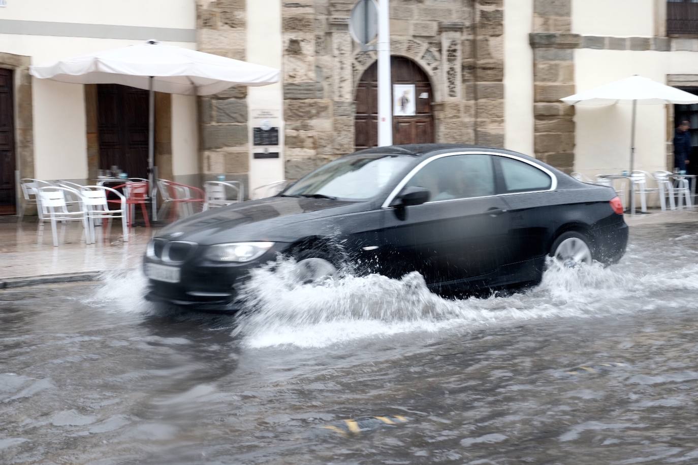 Una tromba de agua sorprendió a cuantos disfrutaban del domingo por Gijón