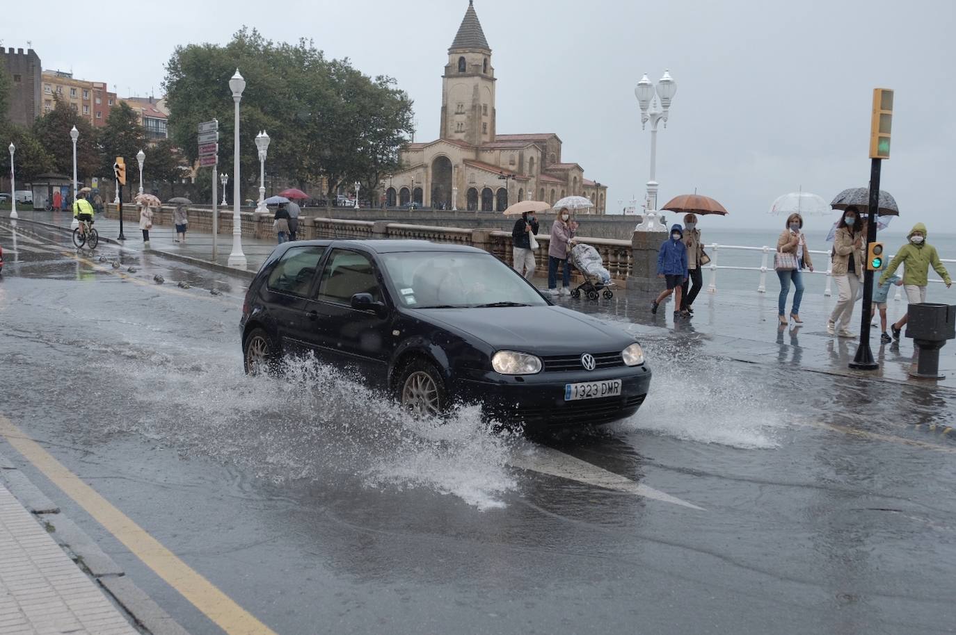 Una tromba de agua sorprendió a cuantos disfrutaban del domingo por Gijón