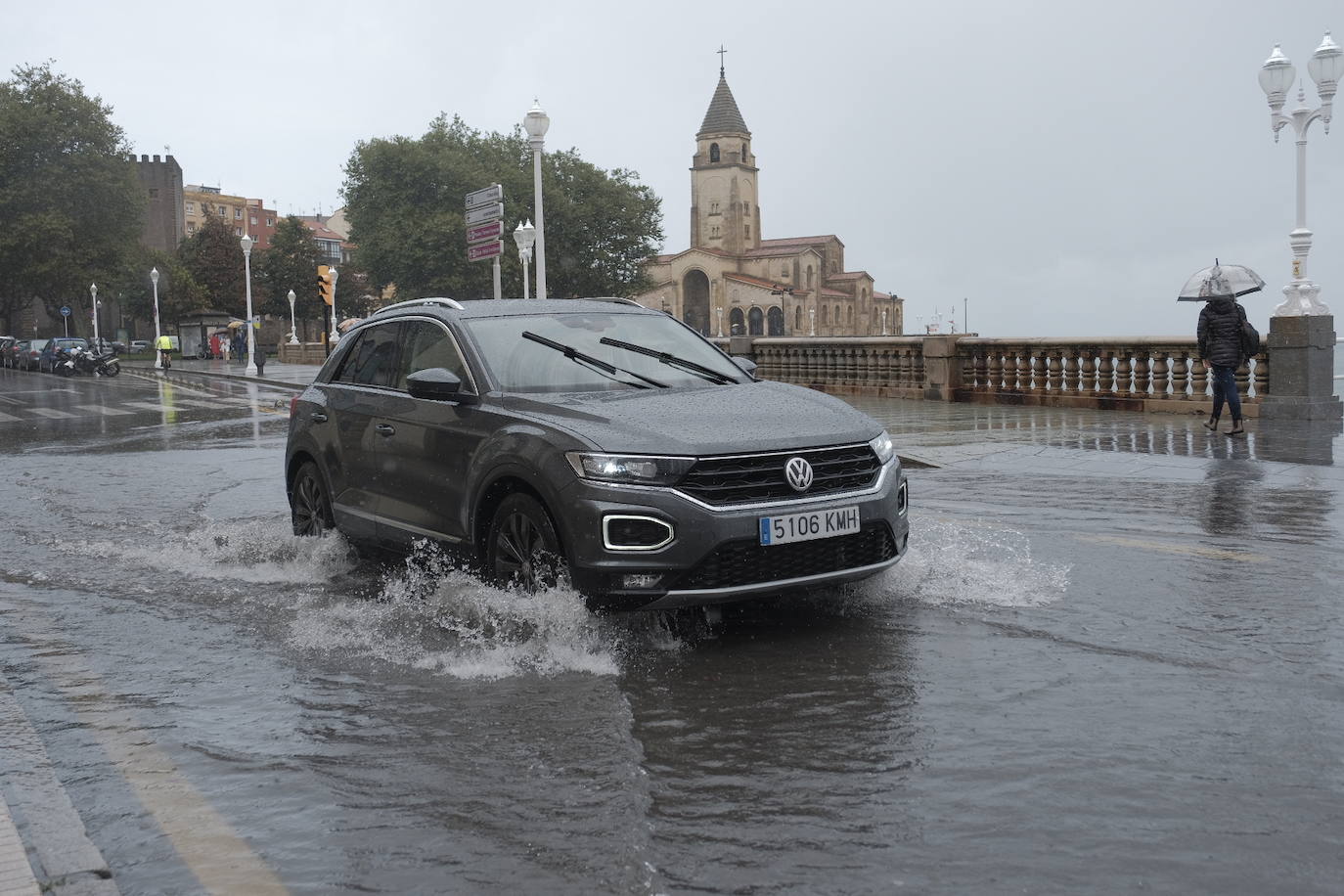 Una tromba de agua sorprendió a cuantos disfrutaban del domingo por Gijón