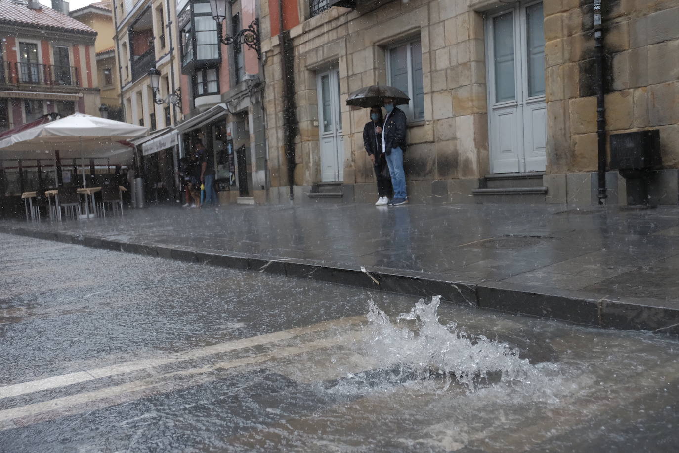 Una tromba de agua sorprendió a cuantos disfrutaban del domingo por Gijón