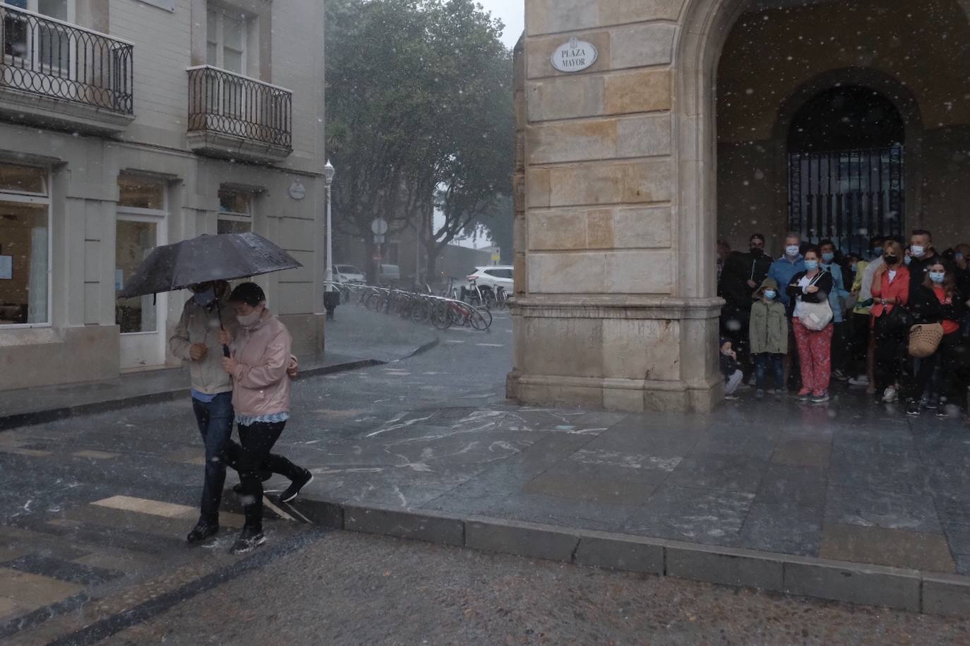 Una tromba de agua sorprendió a cuantos disfrutaban del domingo por Gijón