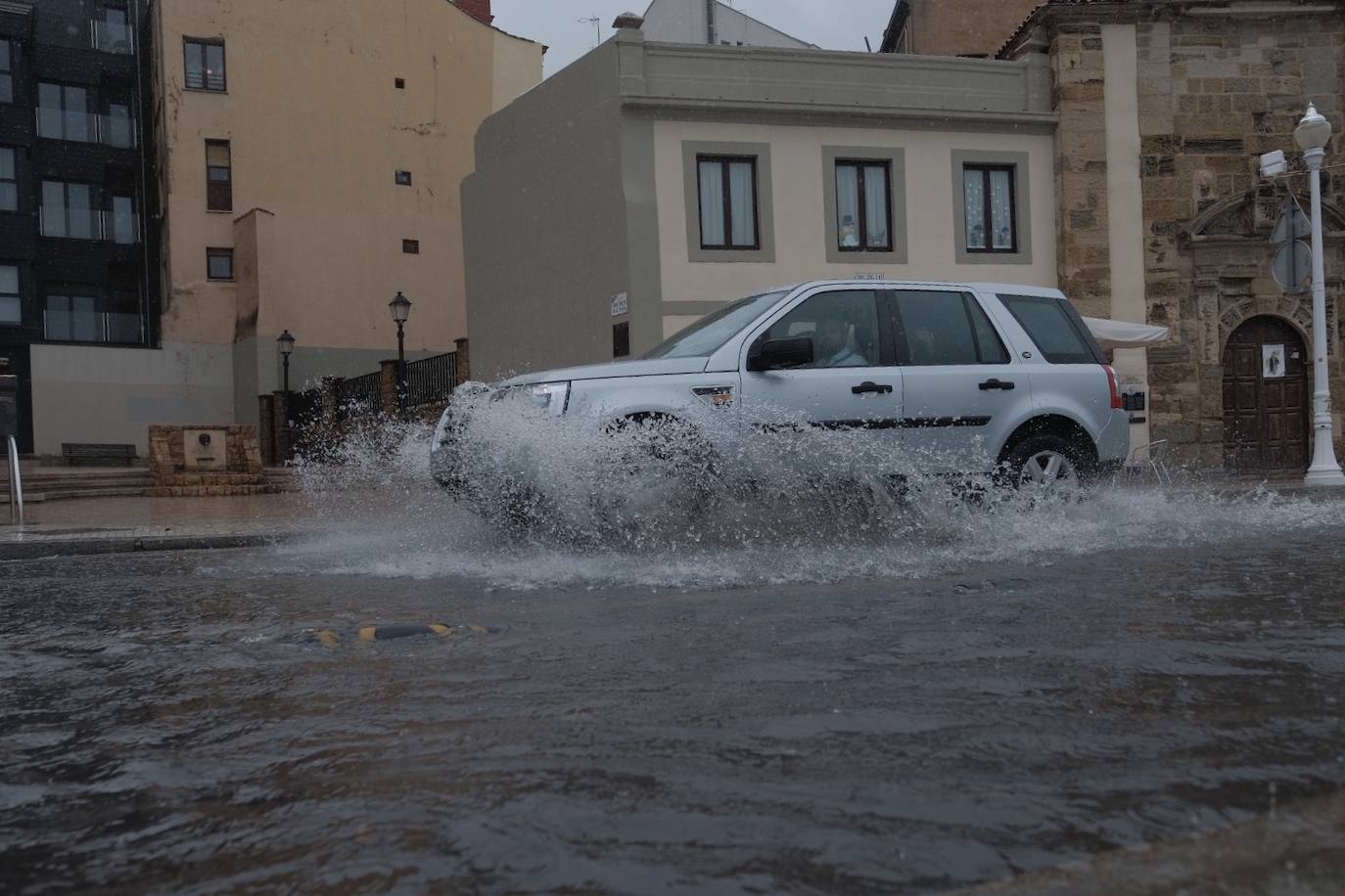 Una tromba de agua sorprendió a cuantos disfrutaban del domingo por Gijón