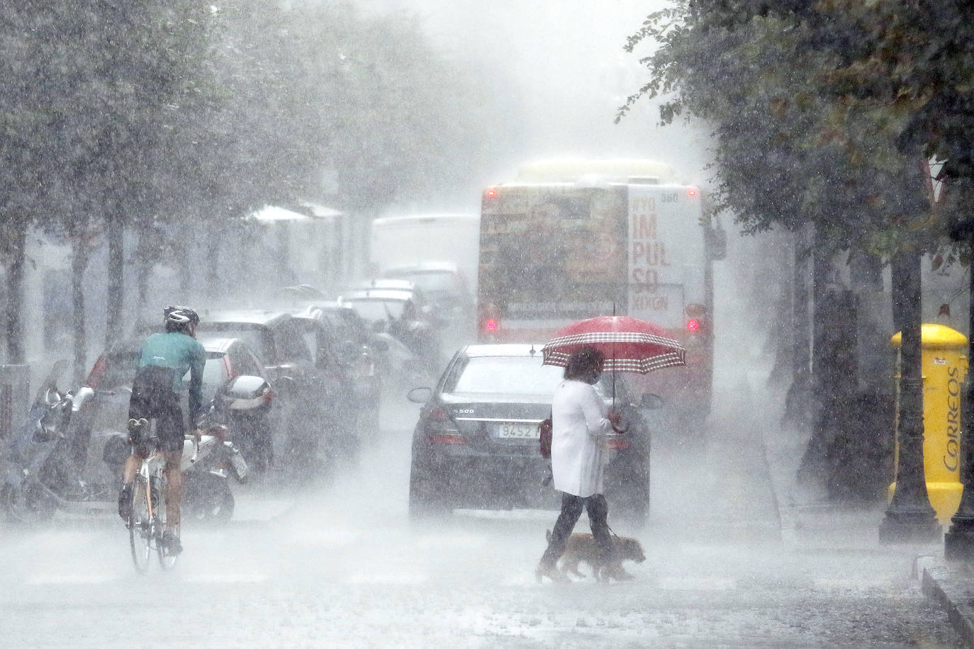 Una tromba de agua sorprendió a cuantos disfrutaban del domingo por Gijón