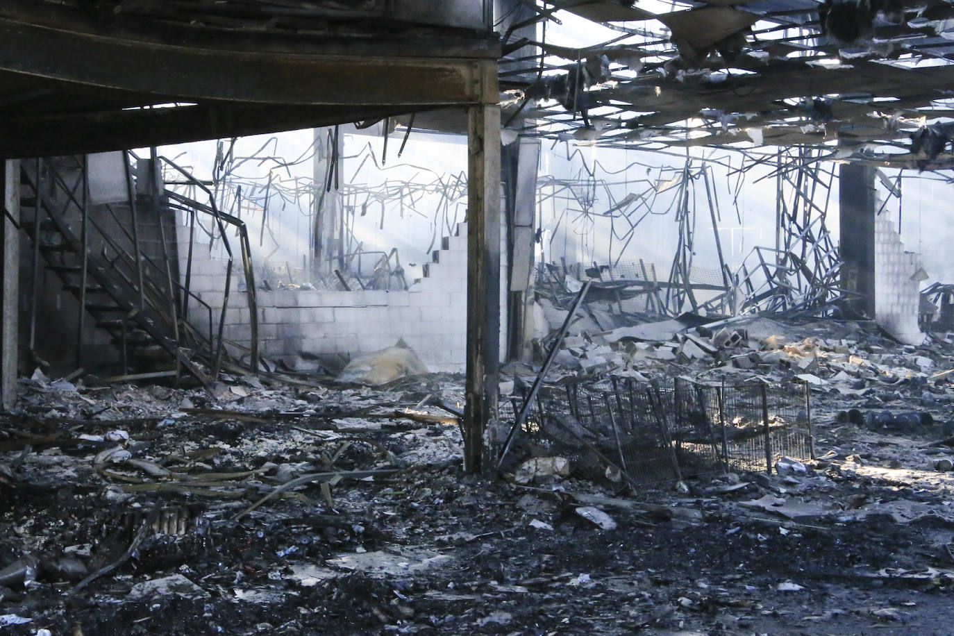 Tan solo la parte trasera de la gran estructura industrial se salvó casi intacta del incendio, sufriendo daños tan solo en el techo y la pared colindante al origen del fuego